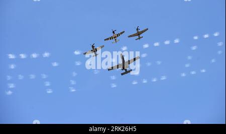 Bildnummer : 53151655 Datum : 24.05.2009 Copyright : imago/Xinhua Un chasseur de l'US Air Force effectue un vol acrobatique au-dessus de Jones Beach à long Island, New York, le 23 mai 2009. Les Thunderbirds des Forces aériennes AMÉRICAINES et les Snowbirds des Forces aériennes canadiennes donnent deux jours de performance acrobatique au Memorial Day annuel de Jones Beach. Kbdig einer uns air Einsatzkräfte Kampfjet aufführt Aerobatic Flug über der Jones Strand in lang Island, New York Thunderbirds und Kanadische air Einsatzkräfte Snowbirds Flugzeug, Militaer, Staat, Luftwaffe, Flugshow, États-Unis, Kanada, Force quer Highlight Bildnummer 53151655 DAT Banque D'Images