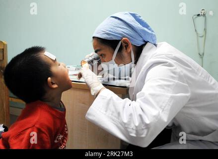 Bildnummer: 53153215  Datum: 02.04.2009  Copyright: imago/Xinhua  A young suspected hand-foot-mouth disease (HFMD) patient is examined at a hospital in Guangzhou, capital of south China s Guangdong Province, April 2, 2009. kbdig  einer Jung mutmaßlichen hand-foot-mouth Krankheit (HFMD) Patient liegt geprüft am einer Krankenhaus in Guangzhou, Hauptstadt of South China s Guangdong Province, Gesundheit, Maul-und-Klauenseuche quer   ie    Bildnummer 53153215 Date 02 04 2009 Copyright Imago XINHUA a Young suspected Hand Foot Mouth Disease HFMD Patient IS examined AT a Hospital in Guangzhou Capital Stock Photo