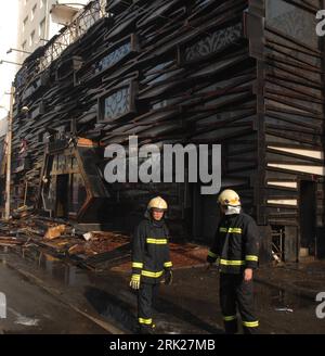 Bildnummer : 53153250 Datum : 08.04.2009 Copyright : imago/Xinhua deux pompiers se tiennent devant le bar brûlé à Harbin, capitale de la province du Heilongjiang du nord-est de la Chine, le 8 avril 2009. Kbdig Zwei Feuer Kämpfer Stand in Vorn of der verbrannt Bar in Harbin, Hauptstadt of Nordosten Chine s Heilongjiang province, Unglück, Brand, Feuerwehr, Feuerwehrleute, Staat quer ie Bildnummer 53153250 Date 08 04 2009 Copyright Imago XINHUA deux pompiers se tiennent devant le Burned Bar dans Harbin capitale du nord-est de la Chine S Heilongjiang province avril 8 2009 Kbdig deux pompiers se tiennent debout Banque D'Images