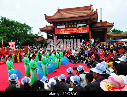 Bildnummer : 53153482 Datum : 18.04.2009 Copyright : imago / Xinhua danseurs se produisent lors de la célébration du 1 049e anniversaire de Mazu, la déesse chinoise de la mer, à une foire du temple dans l'île Meizhou dans la ville de Putian, province du Fujian sud-est de la Chine, le 18 avril 2009. Kbdig Tänzer vorführen anläßlich der célébration de der 1 049. Geburtstag of Mazu, der Chinese Göttin of der Sea, am einer Tempel Tradition quer ie Bildnummer 53153482 Date 18 04 2009 Copyright Imago XINHUA danseurs se produisent lors de la célébration du 1 049e anniversaire de Mazu la déesse chinoise de la mer À un TEM Banque D'Images