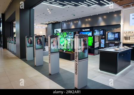 Almaty, Kazakhstan - 17 août 2023 : magasin de smartphones Samsung dans le centre commercial. Société électronique coréenne. Technologie moderne Banque D'Images