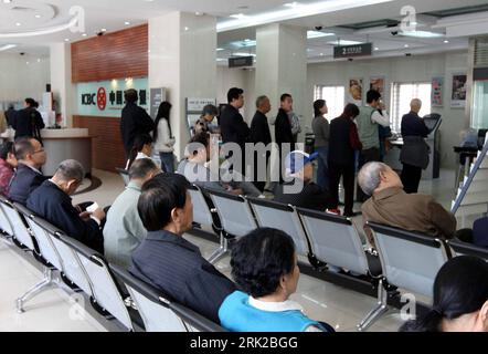 Bildnummer: 53155688  Datum: 14.04.2009  Copyright: imago/Xinhua  Customers wait for their turn at a branch of the Industrial and Commercial Bank of China (ICBC) in Beijing, capital of China, April 14, 2009. The ICBC Wirtschaft kbdig Banken quer   ie    Bildnummer 53155688 Date 14 04 2009 Copyright Imago XINHUA customers Wait for their Turn AT a Branch of The Industrial and Commercial Bank of China ICBC in Beijing Capital of China April 14 2009 The ICBC Economy Kbdig Banks horizontal ie Stock Photo