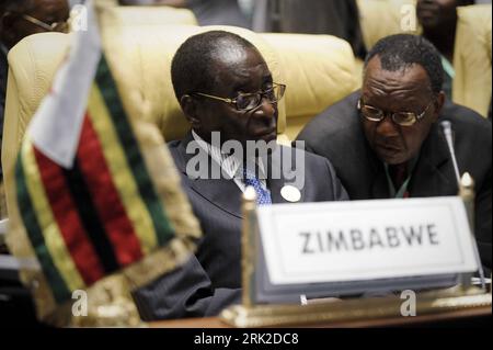 Bildnummer : 53172616 Datum : 01.07.2009 Copyright : imago/Xinhua Präsident Robert Mugabe (li., Simbabwe) während des 13. Gipfeltreffens der Afrikanischen Union in Syrte, - PUBLICATIONxNOTxINxCHN, Personen , premiumd ; 2009, Syrte, Politik, Gipfeltreffen, au, Afrikanische, Schriftzug, ; , quer, Kbdig, Gruppenbild, close, Randbild, People o0 Gipfel Bildnummer 53172616 Date 01 07 2009 Copyright Imago XINHUA le président Robert Mugabe a quitté le Zimbabwe lors du sommet de 13 l'Union africaine à Syrte PUBLICATIONxNOTxINxCHN People premiumd 2009 Syrte Politics Summit au African Emblem horizontal Kbdig Gro Banque D'Images