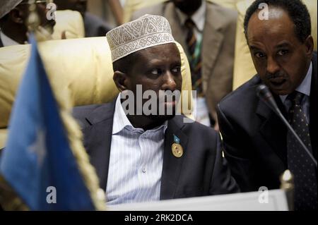 Bildnummer: 53172621  Datum: 01.07.2009  Copyright: imago/Xinhua Präsident Sheikh Sharif Ahmed (li., Somalia) während des 13. Gipfeltreffens der Afrikanischen Union in Sirte,  - PUBLICATIONxNOTxINxCHN, Personen , premiumd; 2009, Sirte, Politik, Gipfeltreffen, AU, Afrikanische, Schriftzug,; , quer, Kbdig, Gruppenbild, close, Randbild, People o0 Gipfel    Bildnummer 53172621 Date 01 07 2009 Copyright Imago XINHUA President Sheikh Sharif Ahmed left Somalia during the 13 Summit the African Union in Sirte PUBLICATIONxNOTxINxCHN People premiumd 2009 Sirte politics Summit Au African emblem horizontal Stock Photo