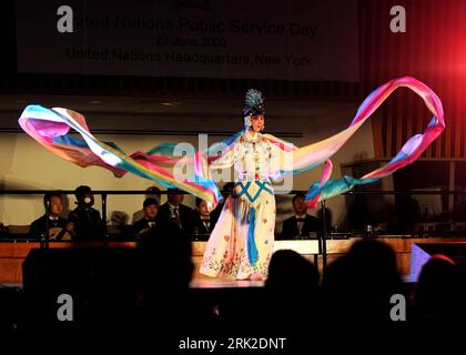 Bildnummer: 53173038  Datum: 24.06.2009  Copyright: imago/Xinhua  An actress of China National Peking Opera Company gives a performance during the 2009 United Nations Sound of Harmony Artistic Performance at the UN headquarters in New York, the United States, on June 23, 2009. The artistic performance was held here on Tudesday as part of the celebrations of the 2009 UN Civil Servants Day. Chinese actors and actresses present traditional Chinese characteristic performances during the activity.         kbdig  Aussenansichten Ausgedient Schauspielerin of China National Peking Oper Firma gibt eine Stock Photo