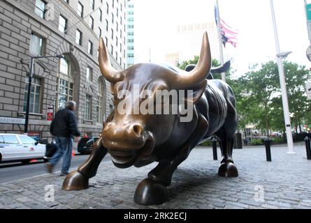 Bildnummer: 53173321  Datum: 25.06.2009  Copyright: imago/Xinhua  File photo taken on June 1, 2009 shows the Wall Street Bull statue in New York, the United States. The U.S. Federal Reserve on June 24 kept a key interest rate unchanged at a record low of between zero to 0.25 percent to support the world s largest economy which has been in a recession since December 2007.  Wirtschaft kbdig  Aussenansichten Feile Foto GETROFFEN auf Juni 1, 2009 Shows der Mauer Street Bull Statue in New York, der Vereinigte States. der US Bundesrepublik Reserve auf Juni 24 aufbewahrt einer Schlüssel Interesse Rat Stock Photo