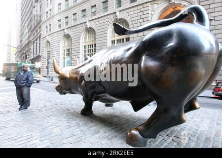 Bildnummer : 53173314 Datum : 25.06.2009 Copyright : imago/Xinhua photo prise le 1 juin 2009 montre la statue de Wall Street Bull à New York, aux États-Unis. Le 24 juin, la Réserve fédérale américaine a maintenu un taux directeur inchangé à un niveau record de zéro à 0,25 % pour soutenir la plus grande économie mondiale qui est en récession depuis décembre 2007. Wirtschaft kbdig Aussenansichten Feile Foto GETROFFEN auf Juni 1, 2009 shows der Mauer Street Bull Statue in New York, der Vereinigte States. Der US Bundesrepublik Reserve auf Juni 24 aufbewahrt einer Schlüssel Interesse Rat Banque D'Images