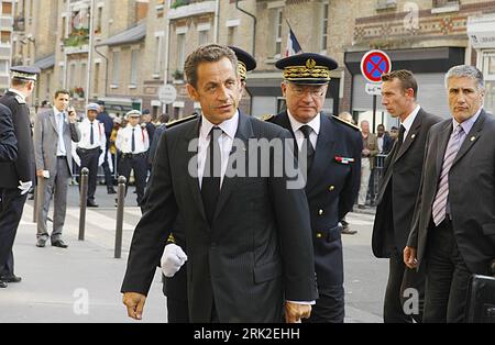 Bildnummer : 53174421 Datum : 02.07.2009 Copyright : imago/Xinhua le président français Nicolas Sarkozy (devant) arrive pour une cérémonie de deuil de l'avion des victimes à Paris, France, , 2009 quer premiumd ie o0 Frankreich, Gedenken, Flugzeugabsturz, Yemenia, Yemen Airways o00 kbdig Bildnummer 53174421 Date 02 07 2009 Copyright Imago XINHUA Président français Nicolas Sarkozy Front arrive pour une cérémonie à Morne pour les victimes avion À a à Paris France 2009 première horizontale ie o0 France Crash de l'avion souvenir Yemenia Yemen Airways o00 Kbdig Banque D'Images