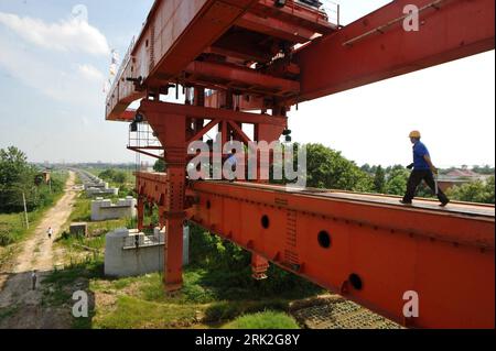 Bildnummer: 53186464  Datum: 09.07.2009  Copyright: imago/Xinhua (090709) -- JIUJIANG , July 9, 2009 (Xinhua) -- Workers prepare to fix a bridge steel girder at a construction site of the Nanchang-Jiujiang intercity railway near Jiujiang in Jiangxi Province, July 8, 2009. The Nanchang-Jiujiang intercity railway, the second of its kind built in China, will link Jiujiang, on the lower reach of the Yangtze River, with Nanchang, capital of Jiangxi Province. The 92.126-kilometer long intercity railway has a designed speed of 200 km per hour and will be completed in 2010. China s first intercity exp Stock Photo