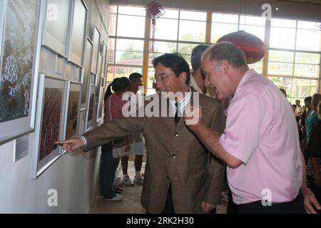 Bildnummer: 53192476  Datum: 11.07.2009  Copyright: imago/Xinhua (090711) -- HAVANA, July 11, 2009 (Xinhua) -- Cuba s Deputy Minister of Culture Fernando Rojas (1st R), accompanied by Ding Shan (2nd R), Charge d affaires ad interim of the Chinese Embassy in Cuba, looks at a picture at a photo exhibition during the ninth Chinese Cultural Festival on the outskirts of Havana, capital of Cuba, on July 10, 2009. The ninth Chinese Cultural Festival kicked off here on Friday with the demonstration of China s traditional arts, martial arts, traditional clothes exhibition and other performances.      ( Stock Photo