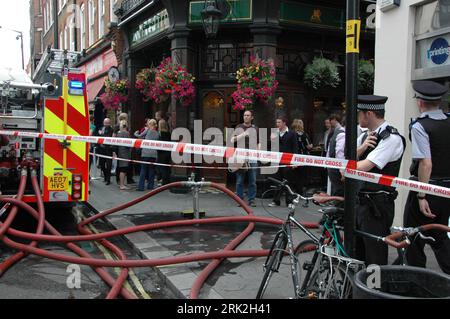 Bildnummer : 53191875 Datum : 11.07.2009 Copyright : imago/Xinhua (0907010) -- LONDRES, 10 juillet 2009 (Xinhua) -- la police ferme les routes alors que les pompiers s'attaquent à un incendie dans Dean Street dans le centre de Londres, capitale de la Grande-Bretagne, le 10 juillet 2009. Une soixantaine de pompiers et une vingtaine de pompiers ont été envoyés sur les lieux. (Xinhua/Wang Yahong) (2)GRANDE-BRETAGNE-LONDRES-INCENDIE ACCIDENT PUBLICATIONxNOTxINxCHN Angleterre marque Feuerwehr premiumd kbdig xng 2009 quer Bildnummer 53191875 Date 11 07 2009 Copyright Imago XINHUA 0907010 Londres juillet 10 2009 police de XINHUA Scellent les routes alors que les équipes de pompiers attaquent un Blaze i. Banque D'Images