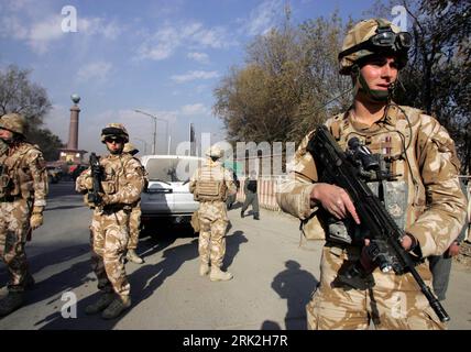 Bildnummer : 53194287 Datum : 12.07.2009 Copyright : imago/Xinhua (090712) -- KABOUL, 12 juillet 2009 (Xinhua) -- dans cette photo non datée, des soldats britanniques sont en alerte à Kaboul, capitale de l'Afghanistan. Quatre soldats de la Force internationale d'assistance à la sécurité (FIAS) dirigée par l'OTAN ont été tués à la suite de frappes d'engins explosifs improvisés (EEI) d'insurgés qui ont eu lieu le 11 juillet dans le sud de l'Afghanistan, a indiqué dimanche un communiqué de presse de l'alliance. (Xinhua/Zabi Tamanna) (zj) AFGHANISTAN-KABOUL-NATO-CALCUSHITS PUBLICATIONxNOTxINxCHN Militär ISAF kbdig xcb 2009 quer premiumd Soldat ASI Banque D'Images