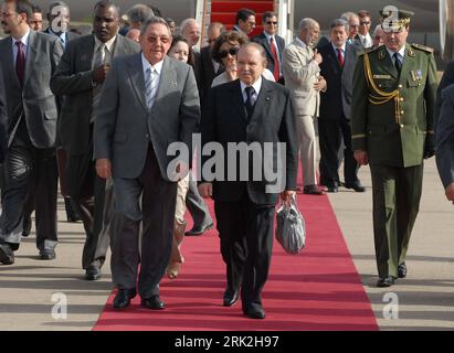 Bildnummer : 53194508 Datum : 12.07.2009 Copyright : imago/Xinhua (090712) -- ALGER, 12 juillet 2009 (Xinhua) -- le président algérien Abdelaziz Bouteflika (front R) accueille son homologue cubain Raul Castro (front L) lors d'une cérémonie à l'aéroport international Houari Boumediene d'Alger, capitale de l'Algérie, le 12 juillet 2009. Castro effectue une visite officielle de trois jours en Algérie. (Xinhua) (2)ALGERIA-CUBA-CASTRO-VISIT PUBLICATIONxNOTxINxCHN People Politik premiumd kbdig xub 2009 quer Alger Bildnummer 53194508 Date 12 07 2009 Copyright Imago XINHUA Alger juillet 12 2009 XINHUA Président algérien Banque D'Images