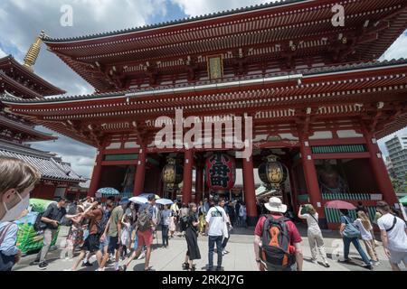 Le Kaminarimon est l'extérieur de deux grandes portes d'entrée qui mènent finalement au Sensō-ji, un ancien temple bouddhiste, à Asakusa, Tokyo, Japon. Banque D'Images