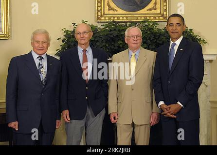 Bildnummer : 53215540 Datum : 20.07.2009 Copyright : imago/Xinhua (090720) -- WASHINGTON, 20 juillet 2009 (Xinhua) -- le président américain Barack Obama (1e R) rencontre les membres de l'équipage de l'Apollo 11 Buzz Aldrin (1e L), Michael Collins (2e L) et Neil Armstrong (2e R) à l'occasion du 40e anniversaire du premier atterrissage lunaire de l'humanité à Washington le 20 juillet 2009. (Xinhua/Zhang Yan) (gxr) (1)U.S.-WASHINGTON-OBAMA-APOLLO 11 ASTRONAUTES-MEETING PUBLICATIONxNOTxINxCHN People Astronauten Jahrestorag Jubiläum 40 Jahre Mondlandung Landung Mond Kbdig xdp 2009 quer premiumd o0 USA, Politik o0 Raumfahrt Bildnu Banque D'Images