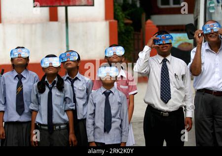 Bildnummer : 53216524 Datum : 21.07.2009 Copyright : imago/Xinhua (090721) -- KATMANDOU, 21 juillet 2009 (Xinhua) -- deux étudiants et un enseignant de l'Académie Takshashila essayent les lunettes solaires lors d'un cours de préparation à l'observation de l'éclipse solaire au Népal Katmandou le 21 juillet 2009. Une éclipse solaire totale est attendue mercredi matin au Népal. (Xinhua/Bimal Gautam) (nxl) (3)NEPAL-KATHMANDU-SOLAR ECLIPSE-OBSERVATION-GOGGLES PUBLICATIONxNOTxINxCHN Sonnenfinsternis kbdig xkg 2009 quer o0 Brillen, Schutzbrillen, Schutz, Augenschutz, Asien Bildnummer 53216524 Date 21 07 2009 Copyri Banque D'Images