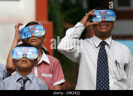 Bildnummer : 53216523 Datum : 21.07.2009 Copyright : imago/Xinhua (090721) -- KATMANDOU, 21 juillet 2009 (Xinhua) -- deux étudiants et un enseignant de l'Académie Takshashila essayent les lunettes solaires lors d'un cours de préparation à l'observation de l'éclipse solaire au Népal Katmandou le 21 juillet 2009. Une éclipse solaire totale est attendue mercredi matin au Népal. (Xinhua/Bimal Gautam) (nxl) (5)NEPAL-KATHMANDU-SOLAR ECLIPSE-OBSERVATION-GOGGLES PUBLICATIONxNOTxINxCHN Sonnenfinsternis kbdig xkg 2009 quer o0 Brillen, Schutzbrillen, Schutz, Augenschutz, Asien Bildnummer 53216523 Date 21 07 2009 Copyri Banque D'Images