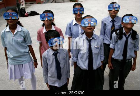 Bildnummer: 53216525  Datum: 21.07.2009  Copyright: imago/Xinhua (090721) -- KATHMANDU, July 21, 2009 (Xinhua) -- Students of the Takshashila Academy try the  solar view goggles  during a preparation class for observing the solar eclipse in Nepali  Kathmandu July 21, 2009. A total solar eclipse is expected on Wednesday morning in Nepal. (Xinhua/Bimal Gautam) (nxl) (4)NEPAL-KATHMANDU-SOLAR ECLIPSE-OBSERVATION-GOGGLES  PUBLICATIONxNOTxINxCHN  Sonnenfinsternis kbdig xkg  2009 quer  premiumd o0 Brillen, Schutzbrillen, Schutz, Augenschutz, Asien    Bildnummer 53216525 Date 21 07 2009 Copyright Imag Stock Photo