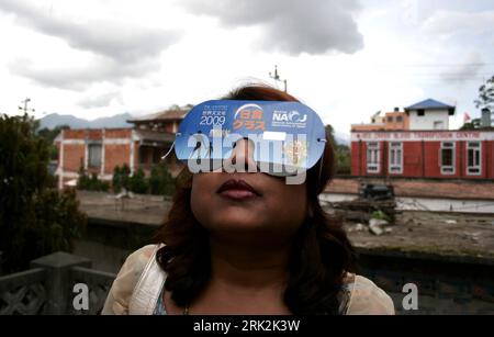 Bildnummer : 53216526 Datum : 21.07.2009 Copyright : imago/Xinhua (090721) -- KATMANDOU, 21 juillet 2009 (Xinhua) -- Une jeune fille essaie les lunettes solaires pendant une classe de préparation à l'observation de l'éclipse solaire à l'Académie Takshashila au Népal Katmandou le 21 juillet 2009. Une éclipse solaire totale est attendue mercredi matin au Népal. (Xinhua/Bimal Gautam) (nxl) (2)NEPAL-KATHMANDU-SOLAR ECLIPSE-OBSERVATION-GOGGLES PUBLICATIONxNOTxINxCHN Sonnenfinsternis kbdig xkg 2009 quer premiumd o0 Brillen, Schutzbrillen, Schutz, Augenschutz, Asien Bildnummer 53216526 Date 21 07 2009 Copyright Imag Banque D'Images