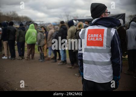 Photo de dossier datée du 03/02/2016 d'une vue générale de la vie quotidienne dans le camp de réfugiés Jungle à Calais, France. Une faute grave a eu lieu dans une association caritative britannique créée pour soutenir les demandeurs d'asile en France, a constaté un chien de garde. Care4Calais manquait de structures de gouvernance appropriées, avait de mauvais contrôles financiers internes et son approche pour traiter les plaintes était inadéquate, a conclu la Charity Commission après une enquête de trois ans. Date de publication : jeudi 24 août 2023. Banque D'Images