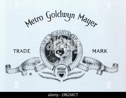 METRO GOLDWYN MAYER / MGM logo de l'annonce dans Brochure pour la Royal film Performance 1981 à l'Odeon Leicester Square le lundi 30 Mars de BEN CROSS IAN CHARLESON dans CHARS DE FEU 1981 réalisateur HUGH HUDSON écrivain Colin Welland musique Vangelis producteur David Puttnam producteurs exécutifs Jake Eberts et Dodi Fayed Enigma Productions / Allied Stars Ltd / Twentieth Century Fox film Company Banque D'Images