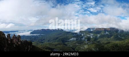 Les Blue Mountains, Three Sisters et un ciel de nuages brisés, dégageant la Jamison Valley vue depuis Echo point Lookout, Katoomba, Australie. Banque D'Images