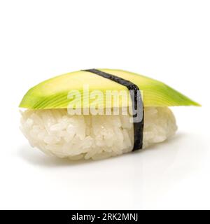 Sushi japonais Nigiri avec avocat sur fond blanc. Banque D'Images