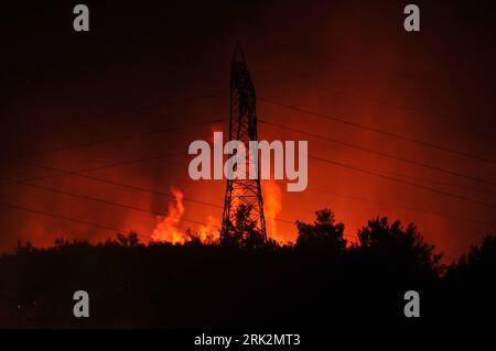 Bildnummer : 53223779 Datum : 24.07.2009 Copyright : imago/Xinhua (090724) -- BODRUM, 24 juillet 2009 (Xinhua) -- Un incendie de forêt brûle dans la station balnéaire de Bodrum, dans le sud-ouest de la Turquie, le 24 juillet 2009. L'incendie de Bodrum a presque été maîtrisé vendredi. Le feu s'est déclaré dans un tas de déchets tard jeudi et s'est rapidement propagé dans les bois à cause des vents violents. Il a endommagé une dizaine d'hectares de zones boisées. (Xinhua/Anatolia News Agency) (1)TURKEY-BODRUM-FOREST FIRE PUBLICATIONxNOTxINxCHN premiumd Hitzewelle Waldbrand Löscharbeiten Kbdig xdp 2009 quer o0 Feuer, Türkei Bildnummer 53223779 Banque D'Images