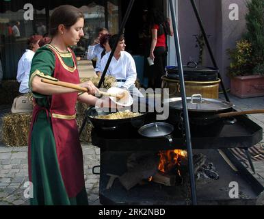 Bildnummer : 53226600 Datum : 25.07.2009 Copyright : imago/Xinhua FRIESACH, 27 juillet 2009 (Xinhua) -- Une femme en robe ancienne vend de la nourriture dans une rue de Friesach, dans le sud de l'Autriche, le 25 juillet 2009. La ville médiévale autrichienne de Friesach organise un Moyen âge spectaculaire chaque année le dernier week-end de juillet. (Xinhua/Liu Gang) (yy) (4)AUSTRIA-FRIESACH-MOYEN-ÂGE SPECTACULAIRE PUBLICATIONxNOTxINxCHN Österreich Tradition Mittelalterfest kbdig xsk 2009 quer Bildnummer 53226600 Date 25 07 2009 Copyright Imago XINHUA Friesach juillet 27 2009 XINHUA une femme en robe ancienne vend de la nourriture dans une rue à Fries Banque D'Images