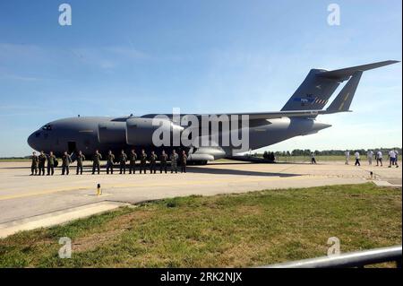 Bildnummer : 53227146 Datum : 27.07.2009 Copyright : imago/Xinhua (090727) -- PAPA, 27 juillet 2009 (Xinhua) -- Un Boeing C-17 de la capacité de transport aérien stratégique (sac) de l'OTAN atterrit sur le tarmac d'une base aérienne militaire à Papa, Hongrie, le 27 juillet 2009. Sac est un projet lancé en 2006 qui implique 15 pays dans le but de répondre à la capacité air tran requise par la participation aux activités de gestion de crise de l'Union européenne. La flotte sac sera composée de trois avions de type C-17 Globmaster III (Xinhua/MTI/Foldi Imre) (1)HUNGARY-PAPA-NATO-C-17 PUBLICATIONxNOTxINxCHN transport Flugzeug M. Banque D'Images