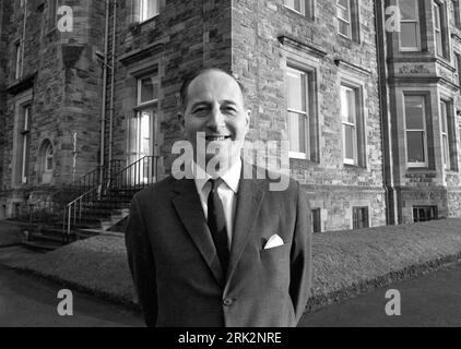 Photo de dossier datée du 01/02/69 du capitaine Terence O'Neill, Premier ministre d'Irlande du Nord, lors des élections générales. Une proposition pour un tunnel entre l'Irlande du Nord et l'Écosse a été soulevée avec M. O'Neill dans les années 1960, ont révélé des dossiers récemment déclassifiés. Date de publication : jeudi 24 août 2023. Banque D'Images