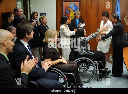 Bildnummer: 53232442  Datum: 30.07.2009  Copyright: imago/Xinhua (090731) -- NEW YORK, July 31, 2009 (Xinhua) -- Permanent representative of the United States to the United Nations Susan Rice (1st R) hugs President of the U.S. International Council on Disabilities Marca Bristo at the UN headquarters in New York July 30, 2009. The U.S. signed the UN convention on the rights of  with disabilities here on Thursday. (Xinhua/Shen Hong) (zcq) (2)UN-U.S.-CONVENTION-SIGNING  PUBLICATIONxNOTxINxCHN  People Politik Kbdig xdp  2009 quer USA, UN Botschafterin    Image number 53232442 Date 30 07 2009 Copyr Stock Photo