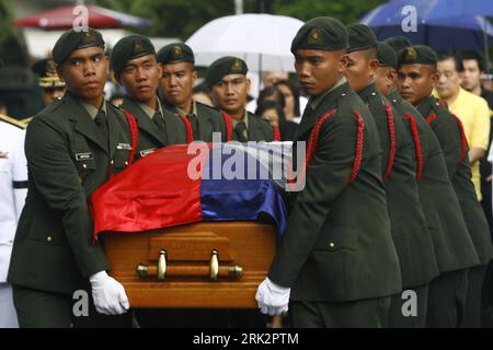Bildnummer : 53235028 Datum : 01.08.2009 Copyright : imago/Xinhua (090801) -- MANILLE, 1 août 2009 (Xinhua) -- des soldats philippins portent le cercueil de l'ancien président philippin Corazon Cory Aquino dans un gymnase pour son sillage funéraire à Mandaluyong City, à l'est de Manille, aux Philippines, le 1 août 2009. Corazon Aquino s est décédé à l'âge de 76 ans le 1 août. (Xinhua/Luis Liwanag) (lmz) (1)PHILIPPINES-ANCIEN PRÉSIDENT-AQUINO-FUNERAL WAKE PUBLICATIONxNOTxINxCHN Politik People Philippinen Trauerfeier Sarg premiumd kbdig xsk 2009 quer numéro d'image 53235028 Date 01 08 2009 Copyright Imag Banque D'Images