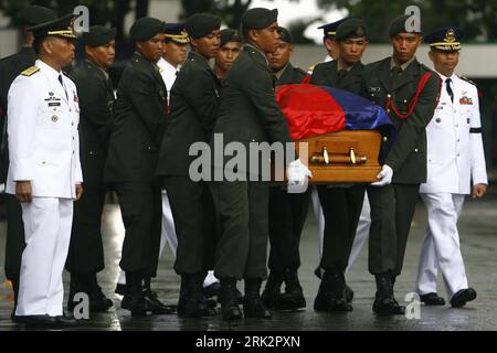 Bildnummer : 53235029 Datum : 01.08.2009 Copyright : imago/Xinhua (090801) -- MANILLE, 1 août 2009 (Xinhua) -- des soldats philippins portent le cercueil de l'ancien président philippin Corazon Cory Aquino dans un gymnase pour son sillage funéraire à Mandaluyong City, à l'est de Manille, aux Philippines, le 1 août 2009. Corazon Aquino s est décédé à l'âge de 76 ans le 1 août. (Xinhua/Luis Liwanag) (lmz) (3)PHILIPPINES-ANCIEN PRÉSIDENT-AQUINO-FUNERAL WAKE PUBLICATIONxNOTxINxCHN Politik People Philippinen Trauerfeier Sarg premiumd kbdig xsk 2009 quer numéro d'image 53235029 Date 01 08 2009 Copyright Imag Banque D'Images