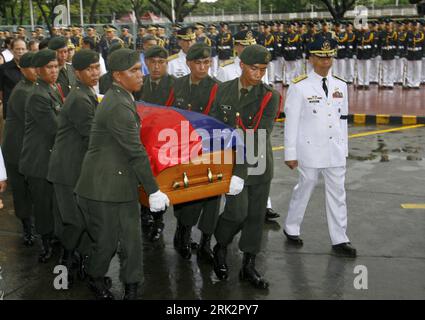 Bildnummer : 53235027 Datum : 01.08.2009 Copyright : imago/Xinhua (090801) -- MANILLE, 1 août 2009 (Xinhua) -- des soldats philippins portent le cercueil de l'ancien président philippin Corazon Cory Aquino dans un gymnase pour son sillage funéraire à Mandaluyong City, à l'est de Manille, aux Philippines, le 1 août 2009. Corazon Aquino s est décédé à l'âge de 76 ans le 1 août. (Xinhua/Luis Liwanag) (lmz) (2)PHILIPPINES-ANCIEN PRÉSIDENT-AQUINO-FUNERAL WAKE PUBLICATIONxNOTxINxCHN Politik People Philippinen Trauerfeier Sarg premiumd kbdig xsk 2009 quer numéro d'image 53235027 Date 01 08 2009 Copyright Imag Banque D'Images