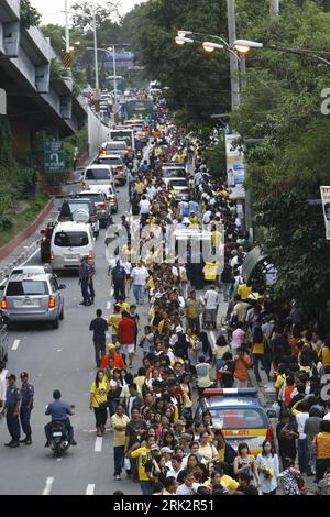 Bildnummer : 53236689 Datum : 02.08.2009 Copyright : imago/Xinhua (090802) -- MANILLE, 2 août 2009 (Xinhua) -- les Philippins marchent vers un gymnase universitaire catholique où le corps de l'ancien président philippin Corazon Aquino est placé, dans la banlieue de Mandaluyong, à l'est de Manille, le 2 août 2009. Des milliers de Philippins rendent hommage à Aquino dimanche. Aquino est décédée tôt samedi matin à l'âge de 76 ans après avoir lutté contre le cancer du côlon pendant plus d'un an, a déclaré sa famille. (Xinhua/Luis Liwanag)(hdt) (6)PHILIPPINES-CORAZON AQUINO-WAKE PUBLICATIONxNOTxINxCHN People Politik Philippinen Präsidentin Tra Banque D'Images