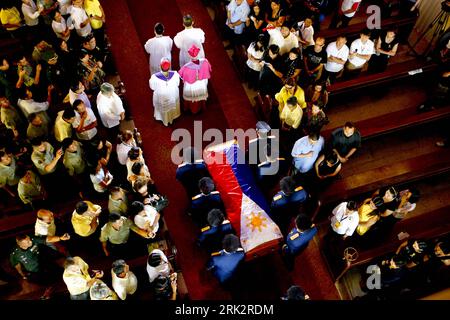 Bildnummer : 53238154 Datum : 03.08.2009 Copyright : imago/Xinhua (090803) -- MANILLE, 3 août 2009 (Xinhua) -- la police philippine porte le cercueil de l'ancien président Corazon Aquino le troisième jour de son réveil à la cathédrale de Manille, aux Philippines, le 3 août 2009. Aquino est décédé samedi à l'âge de 76 ans après une bataille de 16 mois contre le cancer du côlon. (Xinhua/Luis Liwanag)(axy) (1)PHILIPPINES-MANILA-AQUINO-WAKE PUBLICATIONxNOTxINxCHN kbdig xkg 2009 quer premiumd o0 Überführung, Trauer, Trauerfeier, Beerdigung, Beisetzung, Trauergottesdienst, Sarg, Fahne, Nationalfahne Banque D'Images