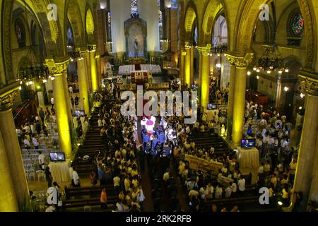 Bildnummer : 53238155 Datum : 03.08.2009 Copyright : imago/Xinhua (090803) -- MANILLE, 3 août 2009 (Xinhua) -- la police philippine porte le cercueil de l'ancien président Corazon Aquino le troisième jour de son réveil à la cathédrale de Manille, aux Philippines, le 3 août 2009. Aquino est décédé samedi à l'âge de 76 ans après une bataille de 16 mois contre le cancer du côlon. (Xinhua/Luis Liwanag)(axy) (2)PHILIPPINES-MANILA-AQUINO-WAKE PUBLICATIONxNOTxINxCHN kbdig xkg 2009 quer premiumd o0 Überführung, Trauer, Trauerfeier, Beerdigung, Beisetzung, Trauergottesdienst Bildnummer 53238155 Date 03 Banque D'Images