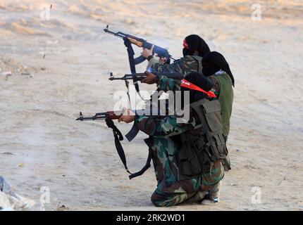 Bildnummer: 53254703  Datum: 10.08.2009  Copyright: imago/Xinhua (090811) -- GAZA, August 11, 2009 (Xinhua) -- Palestinian female fighters from the Democratic Front for the Liberation of Palestine (DFLP) shoot during a drill in southern Gaza Strip, August 10, 2009. Taking advantage of relevant calmness, the Palestinian groups increased their training and launched new training programs for young women. (Xinhua/Wissam Nassar) (2) PALESTINE-GAZA-DFLP-FEMALE-TRAINING  PUBLICATIONxNOTxINxCHN  Gaza Palästina Militär Ausbildung Übung Frauen Trainingsprogramm kbdig xcb  2009 quer  premiumd kurios    B Stock Photo