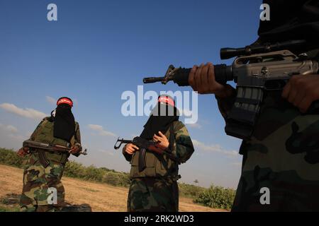 Bildnummer : 53254702 Datum : 10.08.2009 Copyright : imago/Xinhua (090811) -- GAZA, 11 août 2009 (Xinhua) -- des combattantes palestiniennes du Front démocratique de libération de la Palestine (FDLP) participent à un exercice dans le sud de la bande de Gaza, le 10 août 2009. Profitant d’un calme approprié, les groupes palestiniens ont augmenté leur formation et lancé de nouveaux programmes de formation pour les jeunes femmes. (Xinhua/Wissam Nassar) (6) PALESTINE-GAZA-DFLP-FEMALE-TRAINING PUBLICATIONxNOTxINxCHN Gaza Palästina Militär Ausbildung Übung Frauen Trainingsprogramm kbdig xcb 2009 quer kurios Bildnummer Banque D'Images