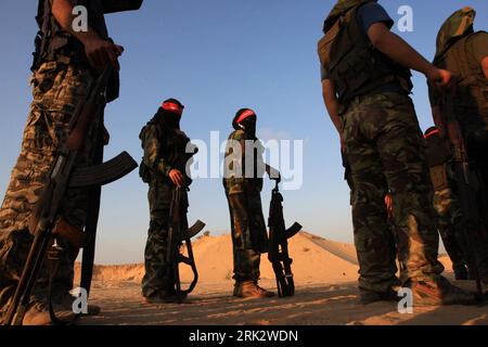 Bildnummer : 53254704 Datum : 10.08.2009 Copyright : imago/Xinhua (090811) -- GAZA, 11 août 2009 (Xinhua) -- des combattantes palestiniennes du Front démocratique de libération de la Palestine (FDLP) participent à un exercice dans le sud de la bande de Gaza, le 10 août 2009. Profitant d’un calme approprié, les groupes palestiniens ont augmenté leur formation et lancé de nouveaux programmes de formation pour les jeunes femmes. (Xinhua/Wissam Nassar) (3) PALESTINE-GAZA-DFLP-FEMALE-TRAINING PUBLICATIONxNOTxINxCHN Gaza Palästina Militär Ausbildung Übung Frauen Trainingsprogramm kbdig xcb 2009 quer premiumd kurios B Banque D'Images