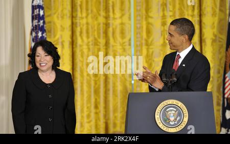 Bildnummer : 53259456 Datum : 12.08.2009 Copyright : imago/Xinhua (090813) -- Washington, 13 août 2009 (Xinhua) -- le président américain Barack Obama applaudit la nouvelle juge associée de la Cour suprême Sonia Sotomayor lors d'une réception en son honneur, dans la salle est de la Maison Blanche à Washington, le 12 2009 août. (Xinhua/Zhang Yan)(wr) (2)U.S.-WASHINGTON-SONIA SOTOMAYOR-RECEPTION PUBLICATIONxNOTxINxCHN personnes Politik Kbdig xdp 2009 quer Bildnummer 53259456 Date 12 08 2009 Copyright Imago XINHUA 090813 Washington août 13 2009 XINHUA le président de l'Université Barack Obama applaudit le nouvel associé de la Cour suprême Banque D'Images