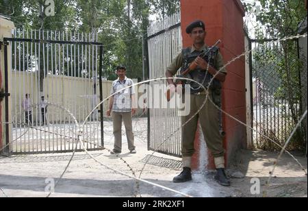 Bildnummer : 53263905 Datum : 14.08.2009 Copyright : imago/Xinhua (090814) -- SRINAGAR, 14 août 2009 (Xinhua) -- un soldat paramilitaire indien monte la garde à la porte du stade Bakhshi, lieu principal des célébrations du jour de l'indépendance à Srinagar, capitale estivale du Cachemire contrôlé par l'Inde, le 14 août 2009. La sécurité a été renforcée dans toute la région avant le 63e jour de l indépendance de l Inde, qui tombe le 15 août pour commémorer son indépendance de la domination britannique et sa naissance en tant que nation souveraine en 1947. (Xinhua/Javed Dar)(msq) (4)KASHMIR-SRINAGAR-SECURITY PUBLICATIONxNOT Banque D'Images