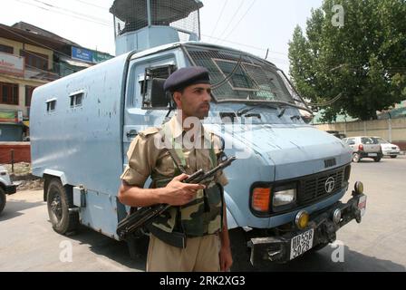 Bildnummer : 53263904 Datum : 14.08.2009 Copyright : imago/Xinhua (090814) -- SRINAGAR, 14 août 2009 (Xinhua) -- un soldat paramilitaire indien monte la garde devant le stade Bakhshi, lieu principal des célébrations du jour de l'indépendance à Srinagar, capitale estivale du Cachemire contrôlé par l'Inde, le 14 août 2009. La sécurité a été renforcée dans toute la région avant le 63e jour de l indépendance de l Inde, qui tombe le 15 août pour commémorer son indépendance de la domination britannique et sa naissance en tant que nation souveraine en 1947.(Xinhua/Javed Dar)(msq) (5)KASHMIR-SRINAGAR-SECURITY PUBLICATIONxNOTxINx Banque D'Images