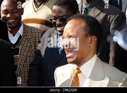 Bildnummer : 53263930 Datum : 14.08.2009 Copyright : imago/Xinhua (090814) -- LUSAKA, 14 août 2009 (Xinhua) -- l'ancien président zambien Frederick Chiluba (devant) quitte le tribunal de Lusaka après que le procès sur son affaire de corruption ait été reporté le 14 août 2009. Le verdict sur Frederick Chiluba prévu pour vendredi a été reporté à lundi prochain. Le porte-parole de Chiluba, Emmanuel Mwamba, a déclaré à Xinhua que le procès avait été reporté parce que le juge n'était pas prêt. (Xinhua/Hai Mingwei) (ypf) (1)ZAMBIA-TRIAL-CORRUPTION-CHILUBA PUBLICATIONxNOTxINxCHN premiumd People Politik KORCORRUPTION Prozess K Banque D'Images