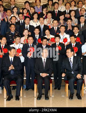 Bildnummer: 53264277  Datum: 14.08.2009  Copyright: imago/Xinhua (090814) -- BEIJING , Aug. 14, 2009 (Xinhua) -- Chinese Premier Wen Jiabao (C, front), Li Changchun (R, front), member of the Standing Committee of the Political Bureau of the Central Committee of the Communist Party of China, and Chinese Vice President Xi Jinping (L, front) pose a group photo with representatives attending the awarding ceremony of outstanding civil servants and groups, in Beijing, capital of China, Aug. 14, 2009. China honored Friday 49 outstanding civil servants and 31 groups from across the country that the go Stock Photo