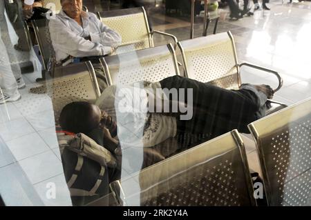 Bildnummer: 53267874  Datum: 17.08.2009  Copyright: imago/Xinhua (090817) -- DHAKA, Aug. 17, 2009 (Xinhua) -- A passenger falls asleep in the lounge while waiting for the next flight of Indian Jet Airways at the Zia International Airport in Dhaka, capital of Bangladesh, Aug. 17, 2009. Flight operations at the Zia International Airport resumed early Monday after three hours  suspension as an India s private Jet Airways  Boeing-737 aircraft with about 139  on board veered off runway in the morning, officials said.  (Xinhua/Qamruzzaman) (gj) (3)BANGLADESH-DHAKA-JET AIRWAYS-INCIDENT  PUBLICATIONxN Stock Photo