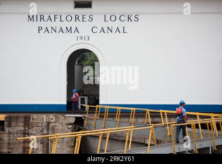 Bildnummer : 53265979 Datum : 15.08.2009 Copyright : imago/Xinhua (090816) -- PANAMA CITY, 16 août 2009 (Xinhua) -- Un ouvrier passe devant l'entrée des écluses de Miraflores dans le canal de Panama, Panama, le 15 août 2009. Samedi marque le 95e anniversaire de l’exploitation du canal de Panama. (Xinhua/Wang Pei) (zx) (1)PANAMA-PANAMA CANAL-95E ANNIVERSAIRE PUBLICATIONxNOTxINxCHN Verkehr Schifffahrt Panamakanal Kanal premiumd kbdig xng 2009 quer o0 Schleuse Bildnummer 53265979 Date 15 08 2009 Copyright Imago XINHUA Panama City août 16 2009 XINHUA un ouvrier passe devant l'écluse de Miraflores Banque D'Images