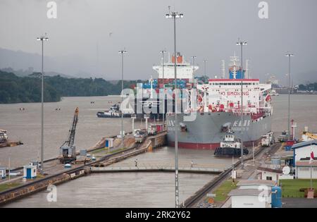 Bildnummer : 53265980 Datum : 15.08.2009 Copyright : imago/Xinhua (090816) -- PANAMA CITY, 16 août 2009 (Xinhua) -- deux navires passent l'entrée des écluses de Miraflores dans le canal de Panama, Panama, le 15 août 2009. Samedi marque le 95e anniversaire de l’exploitation du canal de Panama. (Xinhua/Wang Pei) (zx) (2)PANAMA-PANAMA CANAL-95E ANNIVERSAIRE PUBLICATIONxNOTxINxCHN Verkehr Schifffahrt Panamakanal Kanal premiumd kbdig xng 2009 quer o0 Schiff, Schleuse Bildnummer 53265980 Date 15 08 2009 Copyright Imago XINHUA Panama City août 16 2009 XINHUA deux navires Passeport de Miraflores Banque D'Images