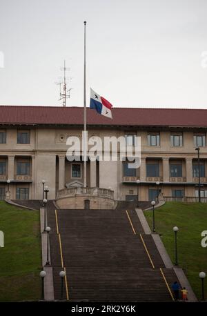 (090816) -- PANAMA, 16 août 2009 (Xinhua) -- le drapeau national du Panama est vu flotter en Berne devant l'administration du canal de Panama à Panama, le 15 août 2009. Le président du Panama, Ricardo Martinelli, a déclaré vendredi le deuil national de trois jours aux victimes d'un accident de la circulation qui a tué au moins 25 personnes jeudi soir dans l'est du Panama. Les drapeaux nationaux de toutes les institutions du pays flottent en Berne pendant les trois jours de deuil national, de samedi à lundi prochain, afin de rendre hommage à tous ceux qui ont été tués et blessés dans la tragédie, ainsi qu'à eux Banque D'Images